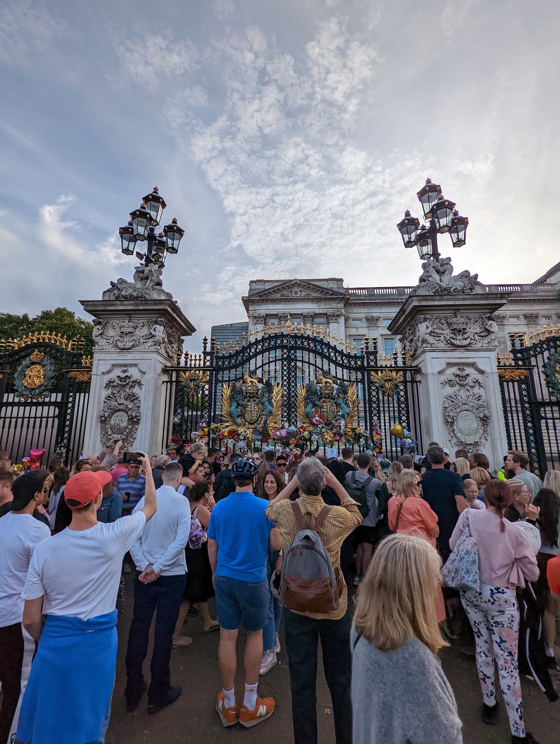 People at the gates of Buckingham Palace